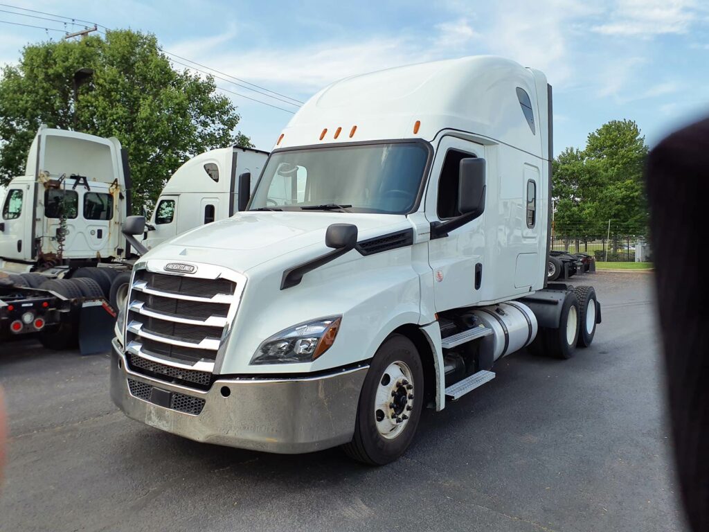 Freightliner Cascadia Sleeper Semi Truck Condo Sleeper