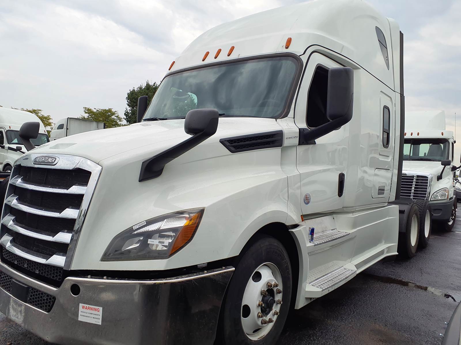 Freightliner Cascadia Sleeper Semi Truck Condo Sleeper