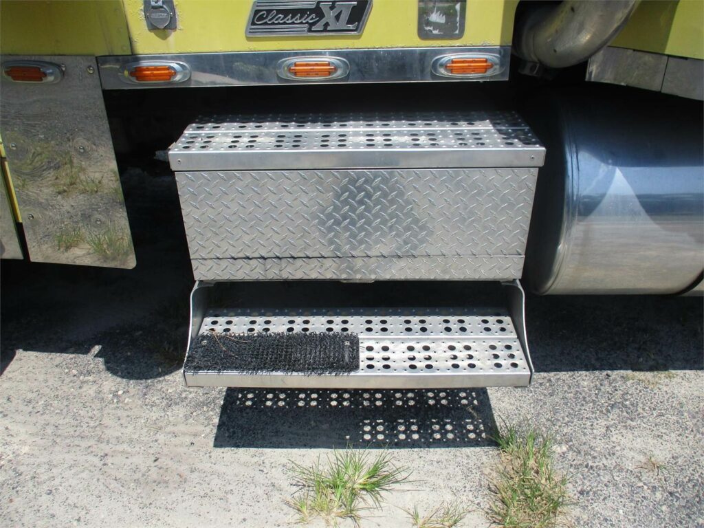 1999 Freightliner FLD132 Classic XL