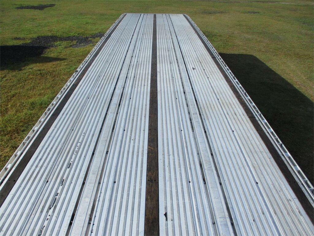 2017 Reitnouer 48X102 ALL ALUMINUM SPREAD AXLE WITH 1 TOOL BOX