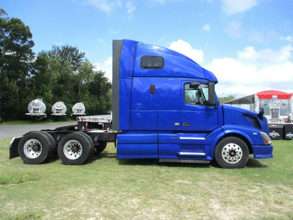 2013 Volvo VNL64T670