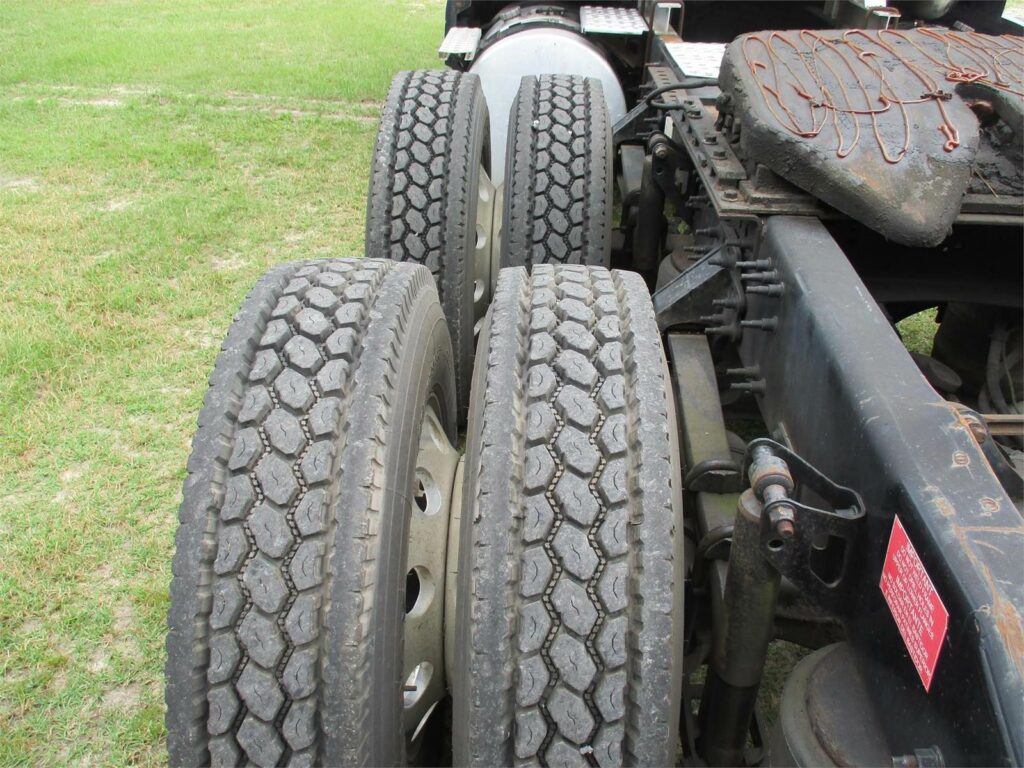 2013 Volvo VNL64T670