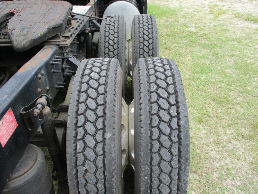 2013 Volvo VNL64T670