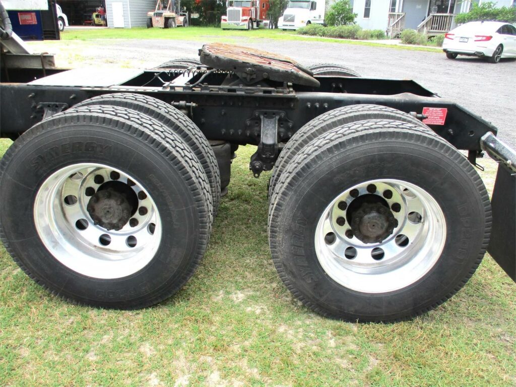 2013 Volvo VNL64T670