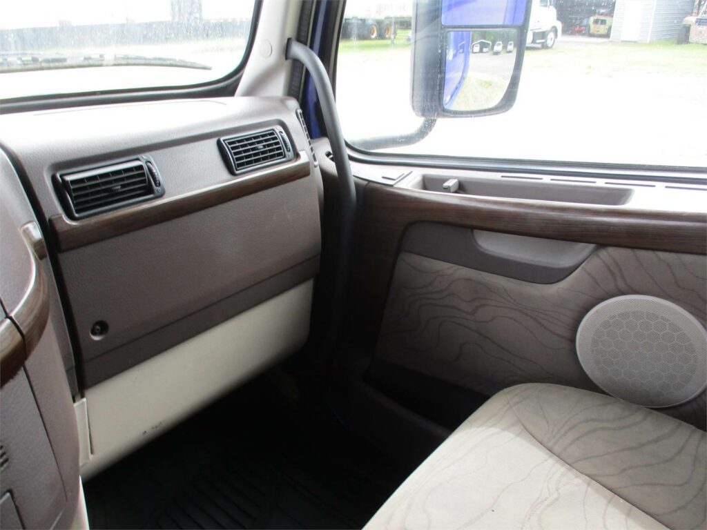 2013 Volvo VNL64T670