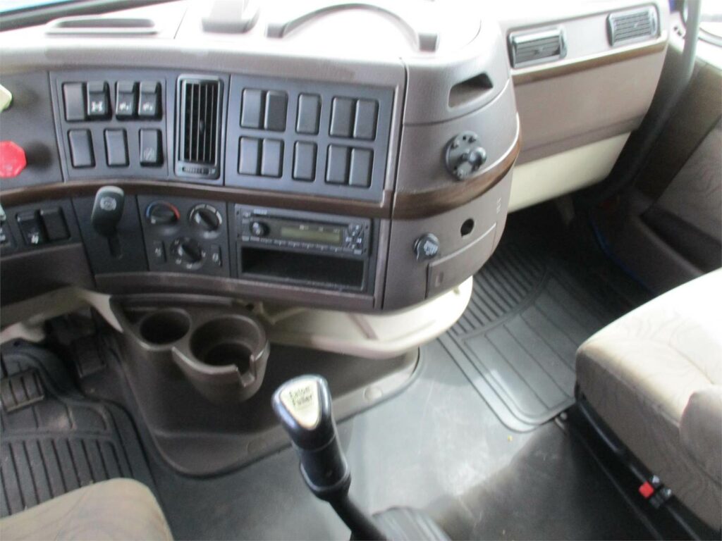 2013 Volvo VNL64T670