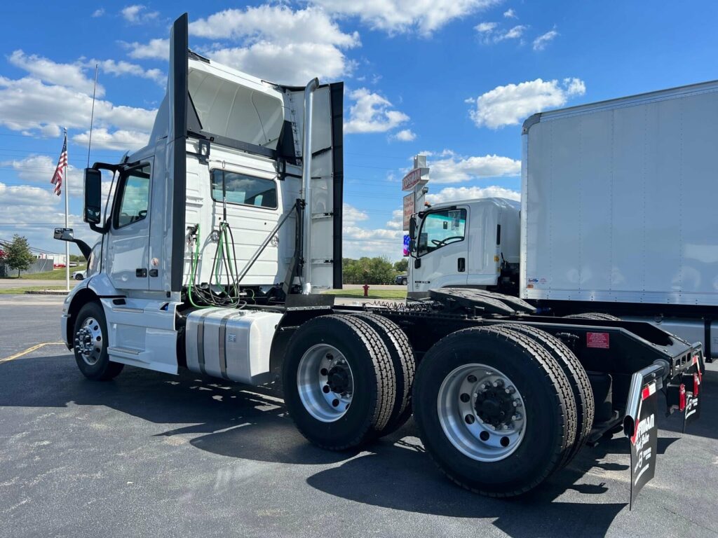 2024 Volvo VNR64T300