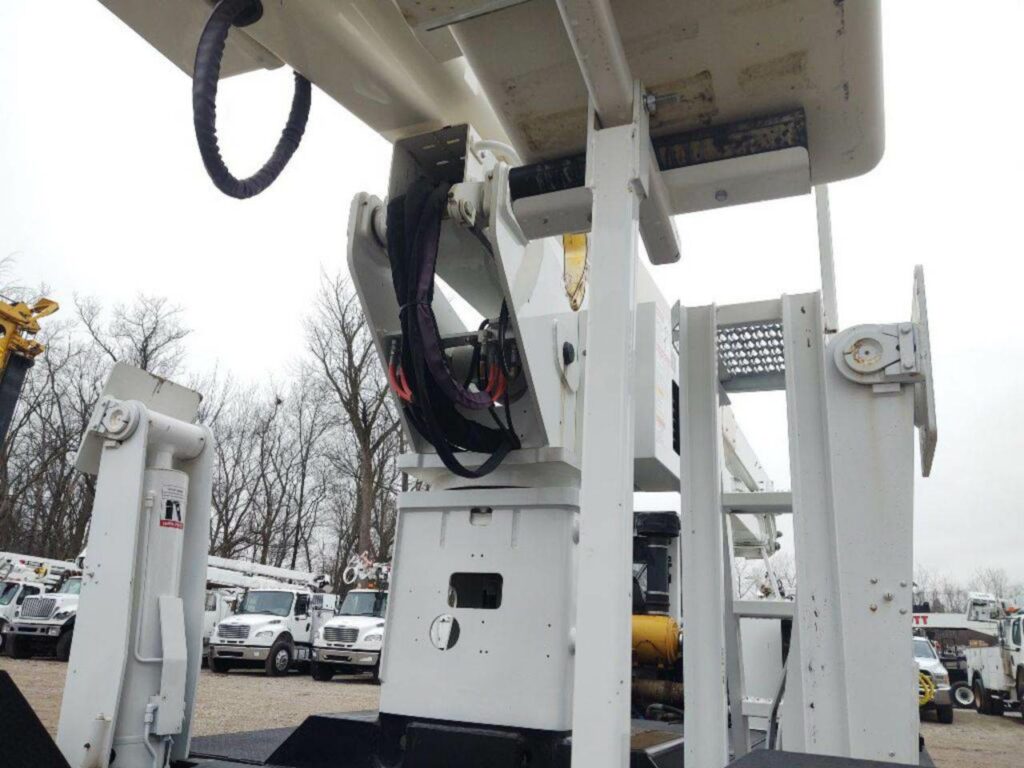 2008 CAMOPLAST GT2000 Boom / Bucket Truck – 250HP, Manual