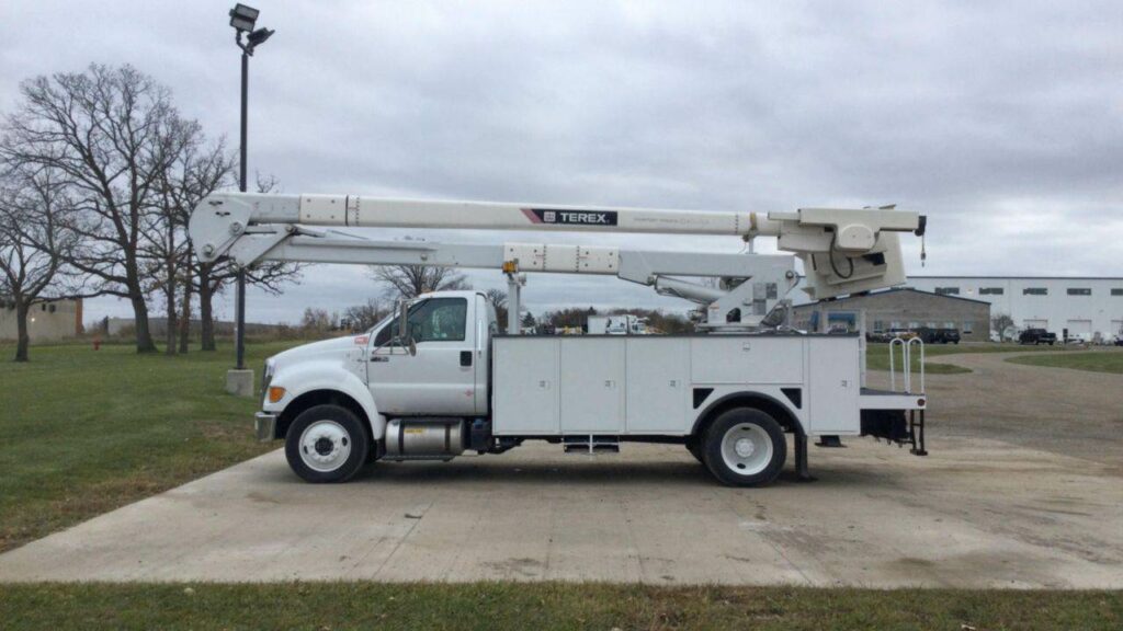 2015 Ford F-750 Boom / Bucket Truck – 260HP