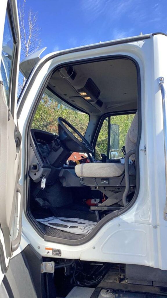 2014 Freightliner 108SD Boom / Bucket Truck – 350HP, Manual