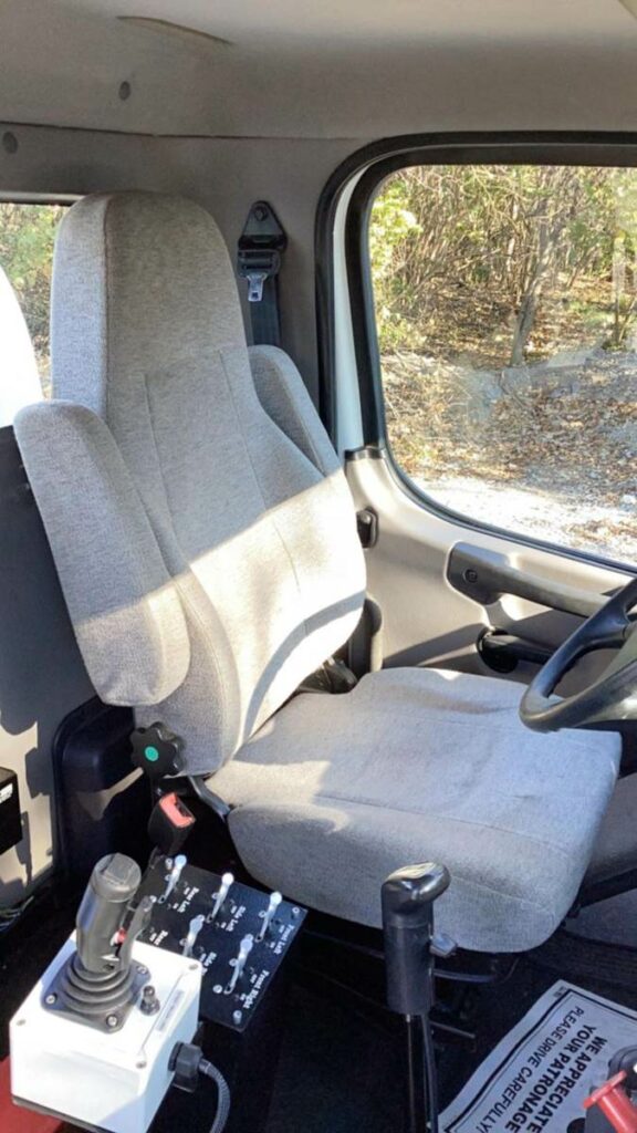 2014 Freightliner 108SD Boom / Bucket Truck – 350HP, Manual