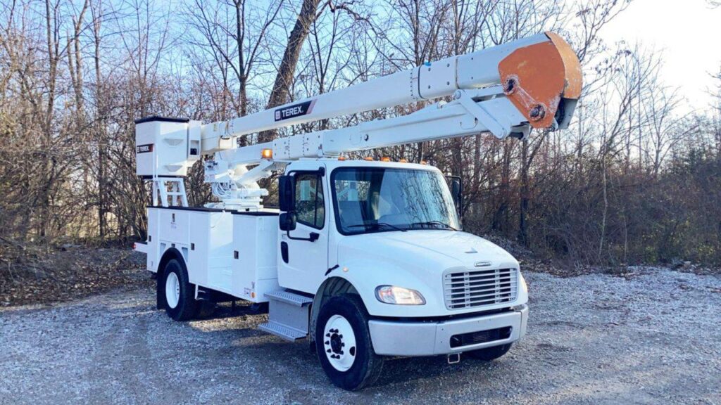 2016 Freightliner M2 106 Boom / Bucket Truck – 250HP