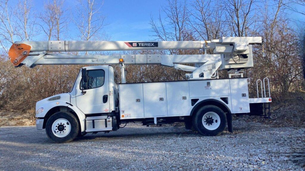 2016 Freightliner M2 106 Boom / Bucket Truck – 250HP
