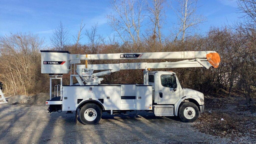 2016 Freightliner M2 106 Boom / Bucket Truck – 250HP