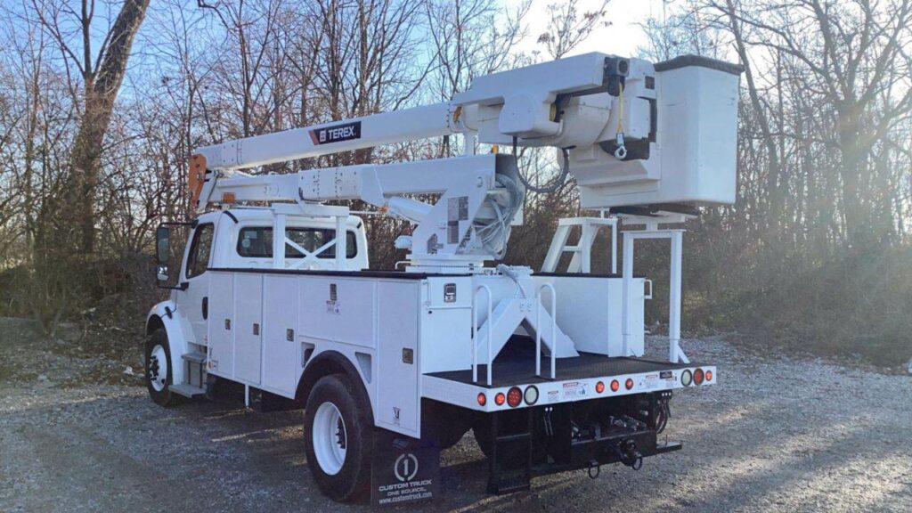 2016 Freightliner M2 106 Boom / Bucket Truck – 250HP