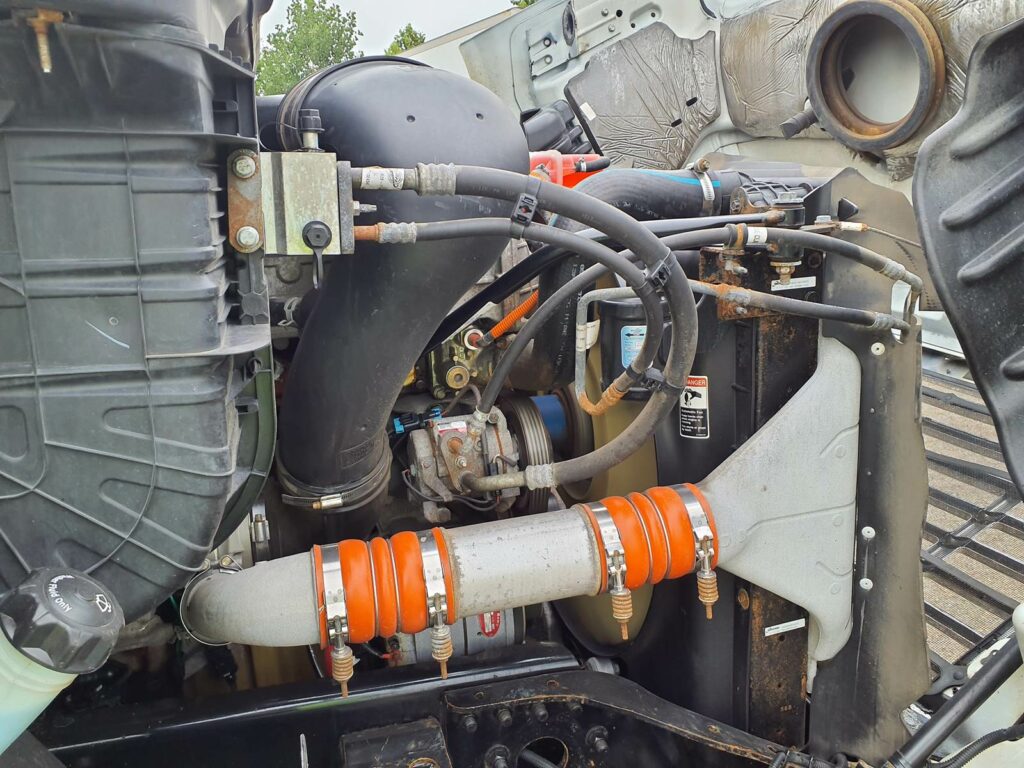 2014 Freightliner Cascadia 113 Single Axle Day Cab Truck – 410HP, 10