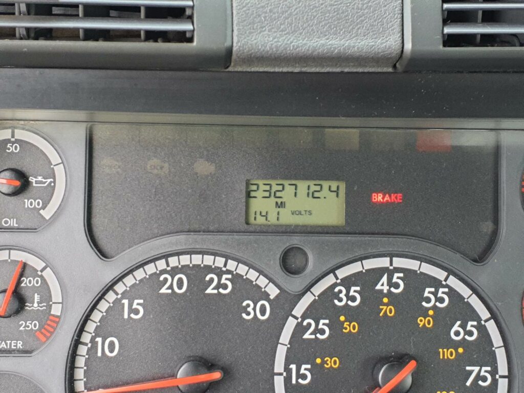 2014 Freightliner Cascadia 113 Single Axle Day Cab Truck – 410HP, 10