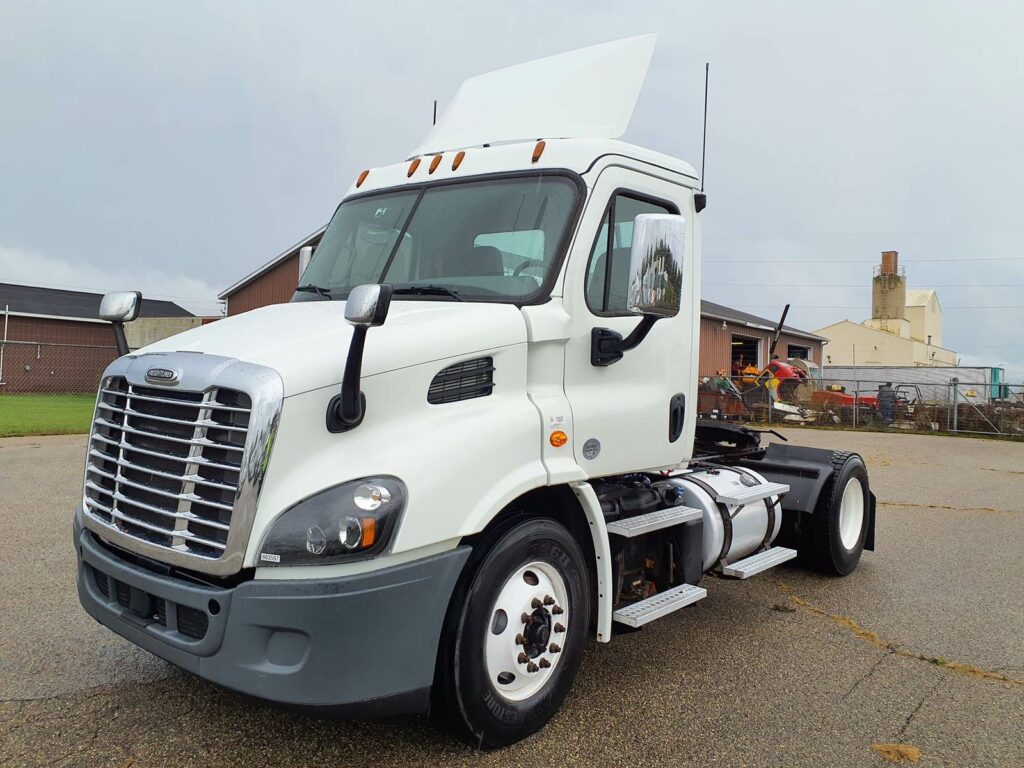 2016 Freightliner Cascadia 113 Single Axle Day Cab Truck – 400HP, 10 Speed Manual
