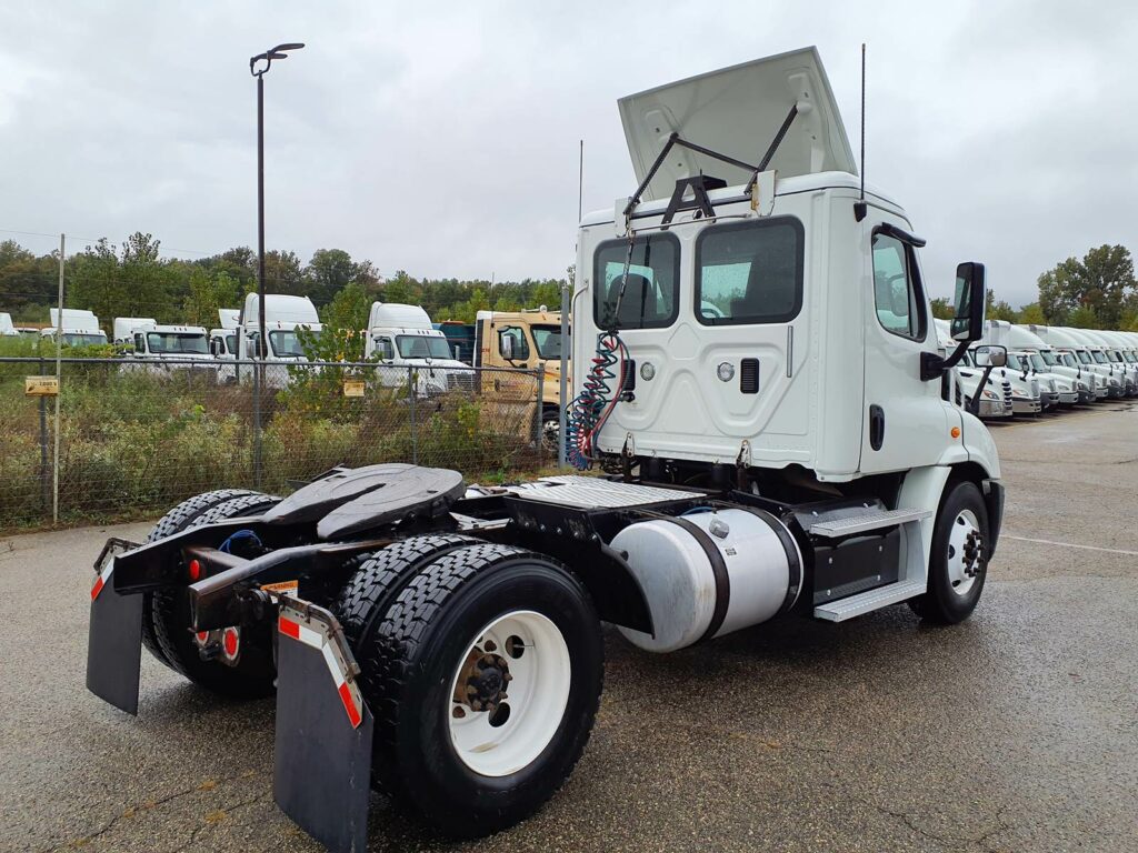 2016 Freightliner Cascadia 113 Single Axle Day Cab Truck – 400HP, 10 Speed Manual