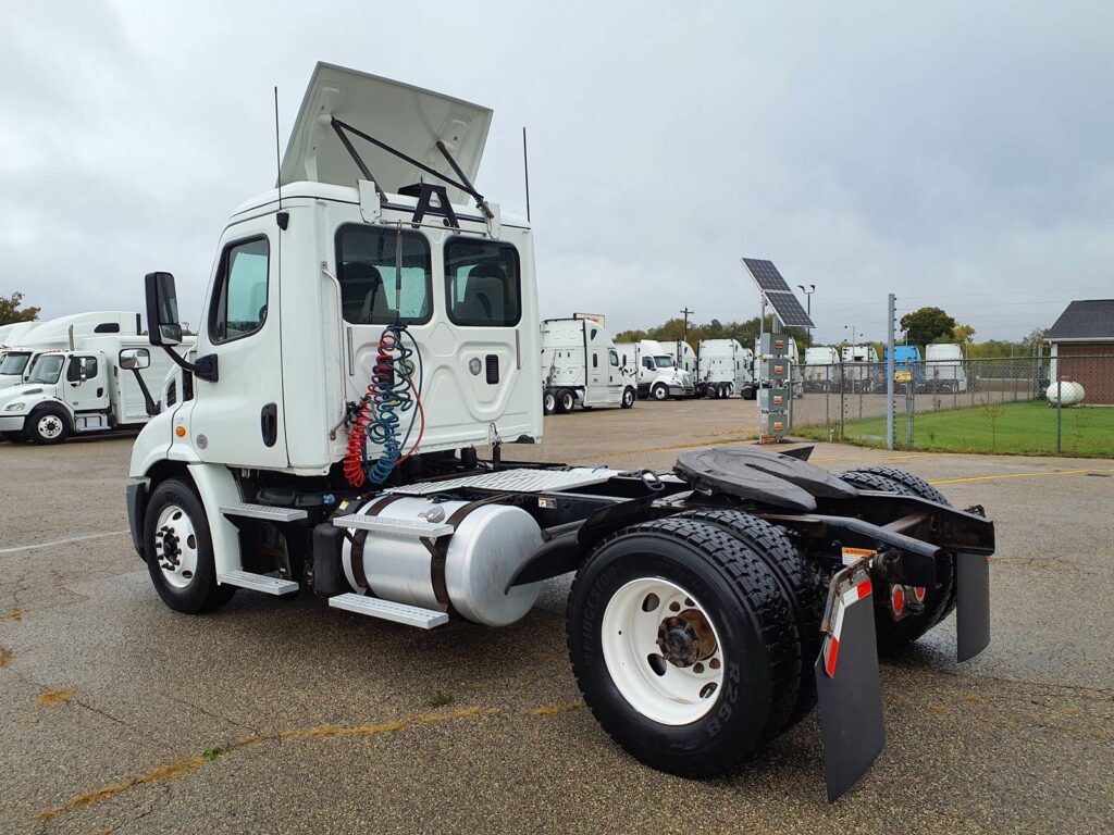 2016 Freightliner Cascadia 113 Single Axle Day Cab Truck – 400HP, 10 Speed Manual