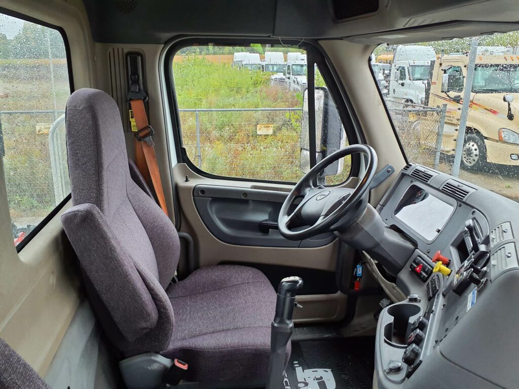 2016 Freightliner Cascadia 113 Single Axle Day Cab Truck – 400HP, 10 Speed Manual