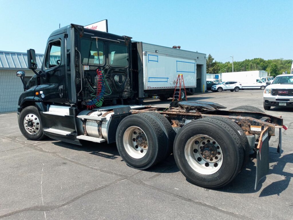 2017 Freightliner Cascadia 125 Day Cab Truck – 400HP, 10