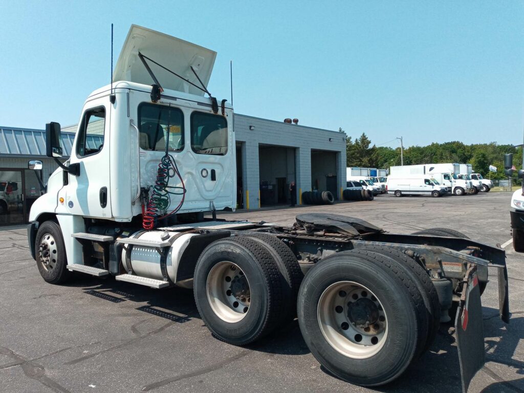 2018 Freightliner Cascadia 125 Day Cab Truck – 410HP, 12