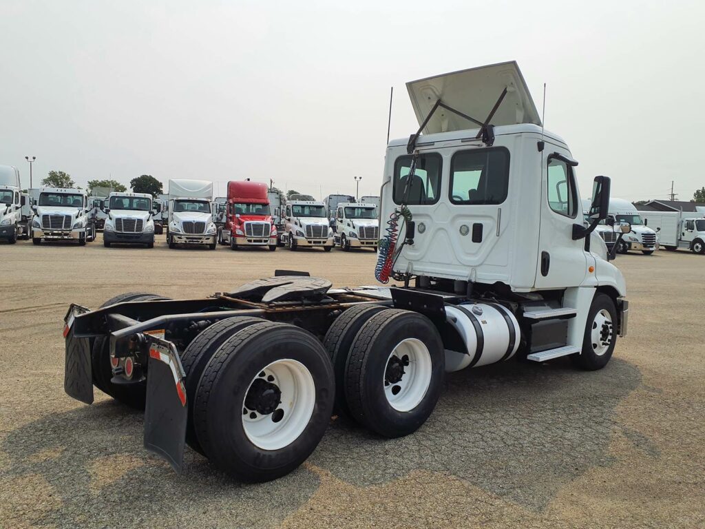 2016 Freightliner Cascadia 125 Day Cab Truck – 475HP, 10 Speed Manual