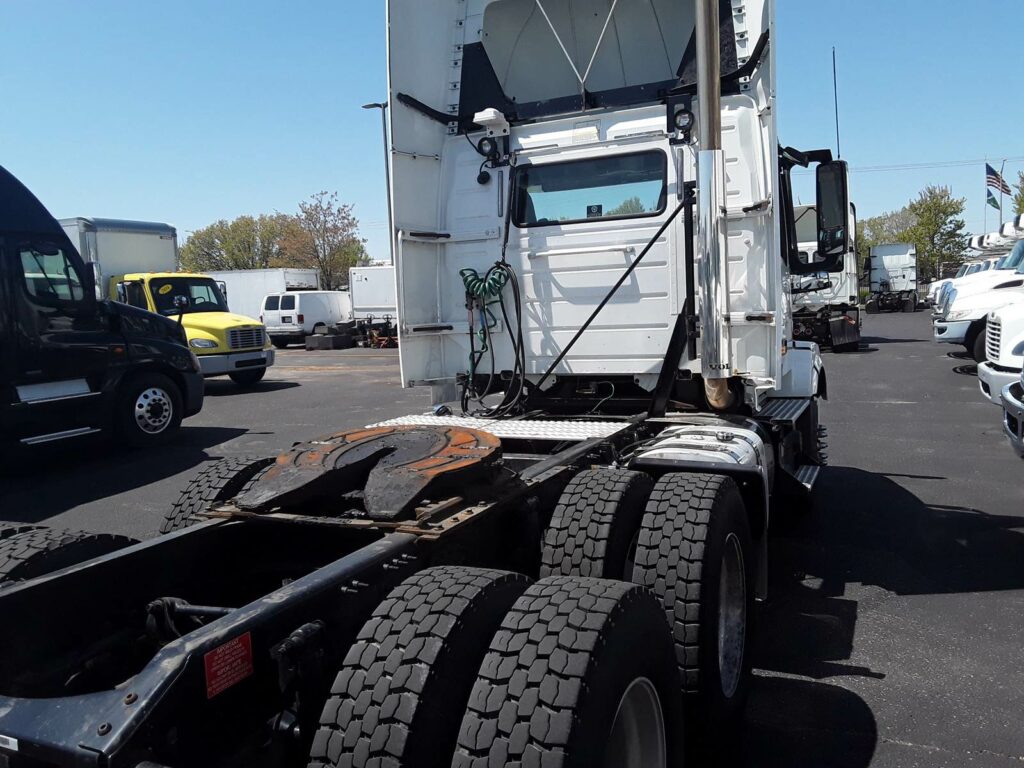 2016 Volvo VNL64T300 Day Cab Truck – 405HP, 10