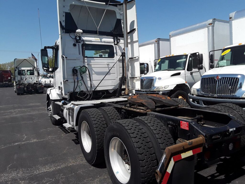 2016 Volvo VNL64T300 Day Cab Truck – 405HP, 10