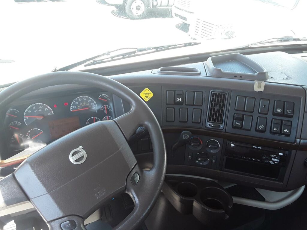 2016 Volvo VNL64T300 Day Cab Truck – 405HP, 10