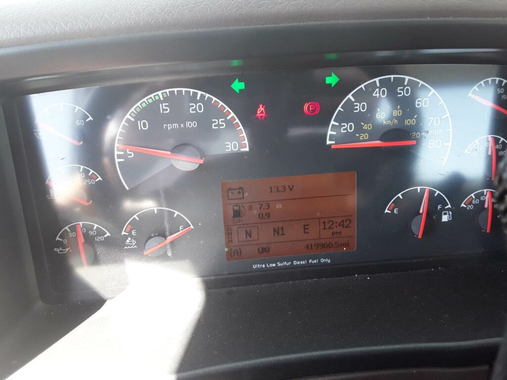 2016 Volvo VNL64T300 Day Cab Truck – 405HP, 10