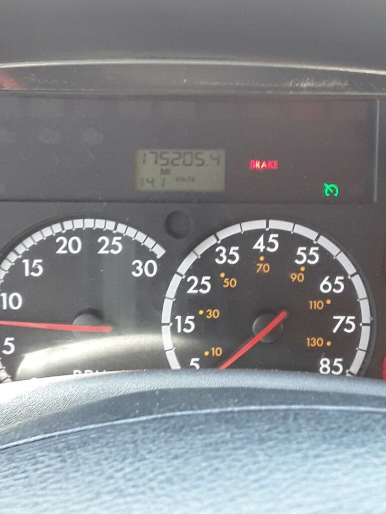 2015 Freightliner M2 106 26 ft Box Truck – 240HP, 9, Roll up Door, Liftgate