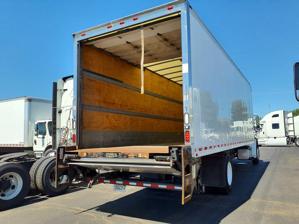 2016 Freightliner M2 106 26 ft Box Truck – 220HP, 6, Roll up Door, Liftgate