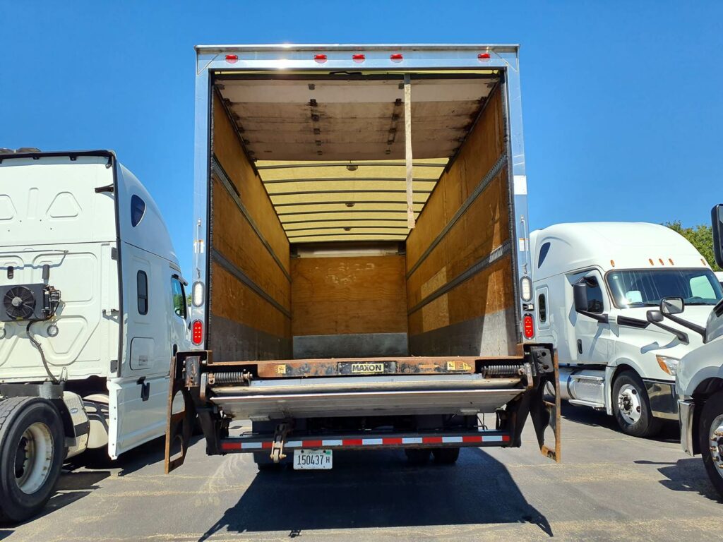 2016 Freightliner M2 106 26 ft Box Truck – 220HP, 6, Roll up Door, Liftgate