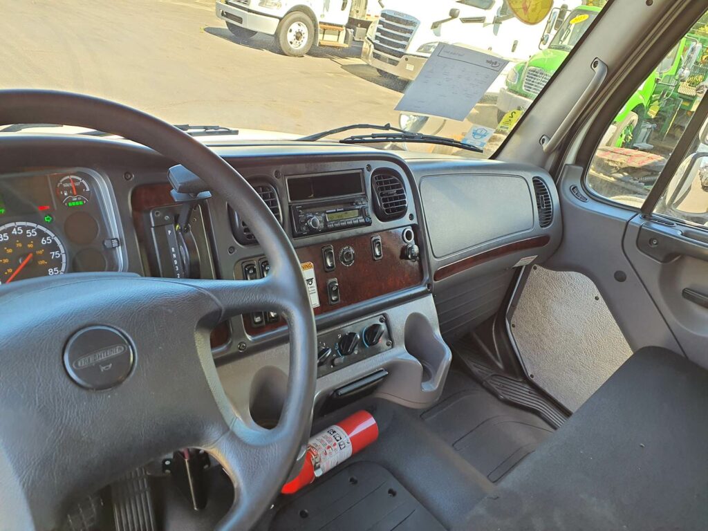 2016 Freightliner M2 106 26 ft Box Truck – 220HP, 6, Roll up Door, Liftgate