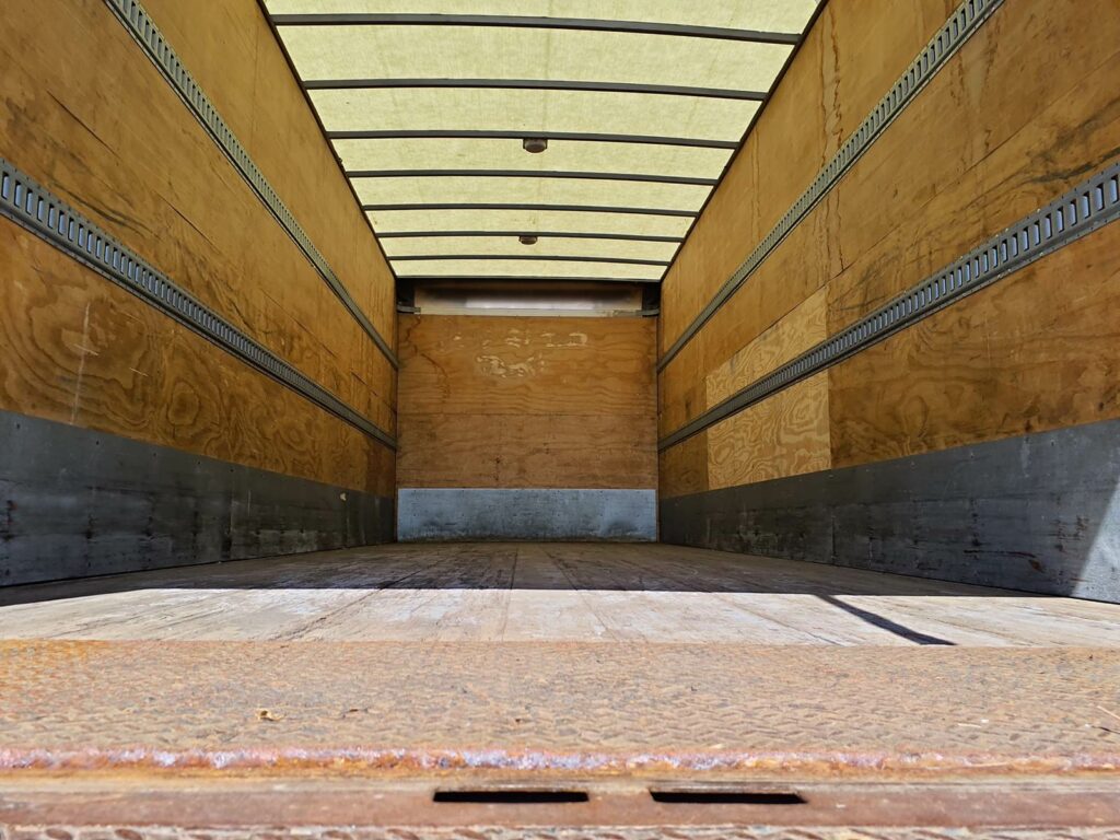 2016 Freightliner M2 106 26 ft Box Truck – 220HP, 6, Roll up Door, Liftgate