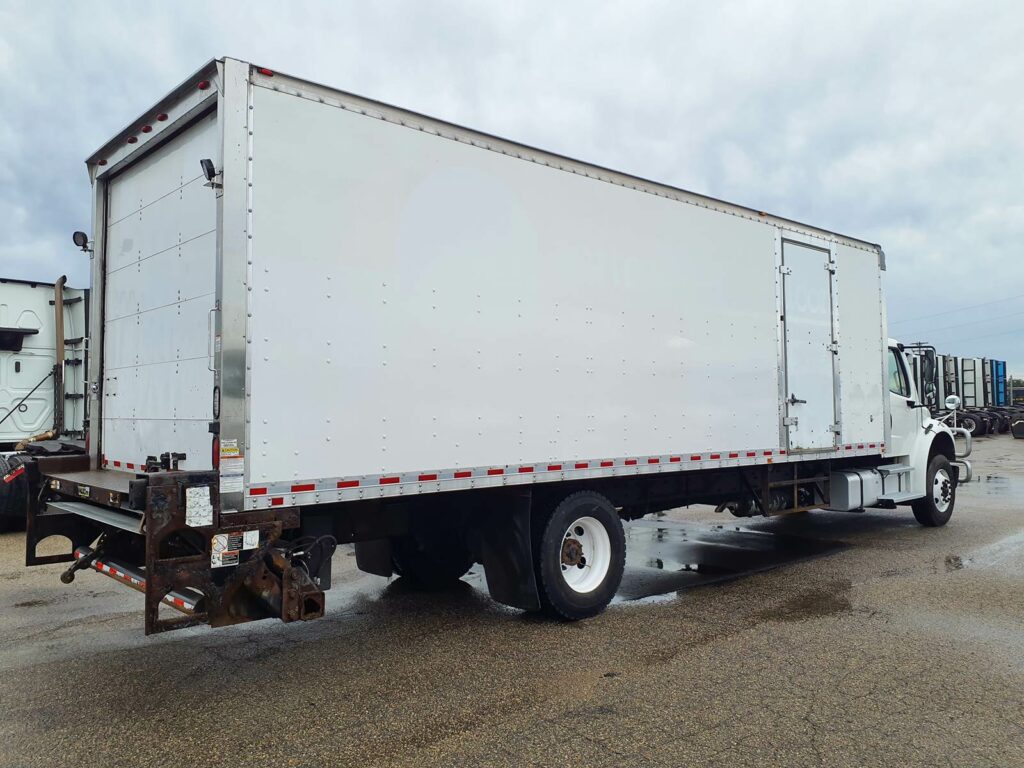 2016 Freightliner M2 106 28 ft Box Truck – 270HP, 6, Roll up Door, Liftgate