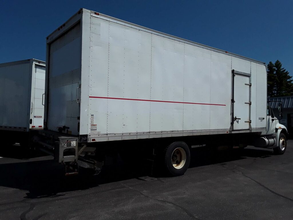2016 International 4300 26 ft Box Truck – 240HP, 6, Roll up Door, Liftgate