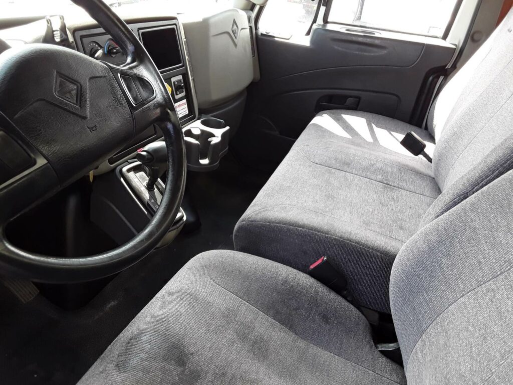 2016 International 4300 26 ft Box Truck – 240HP, 6, Roll up Door, Liftgate