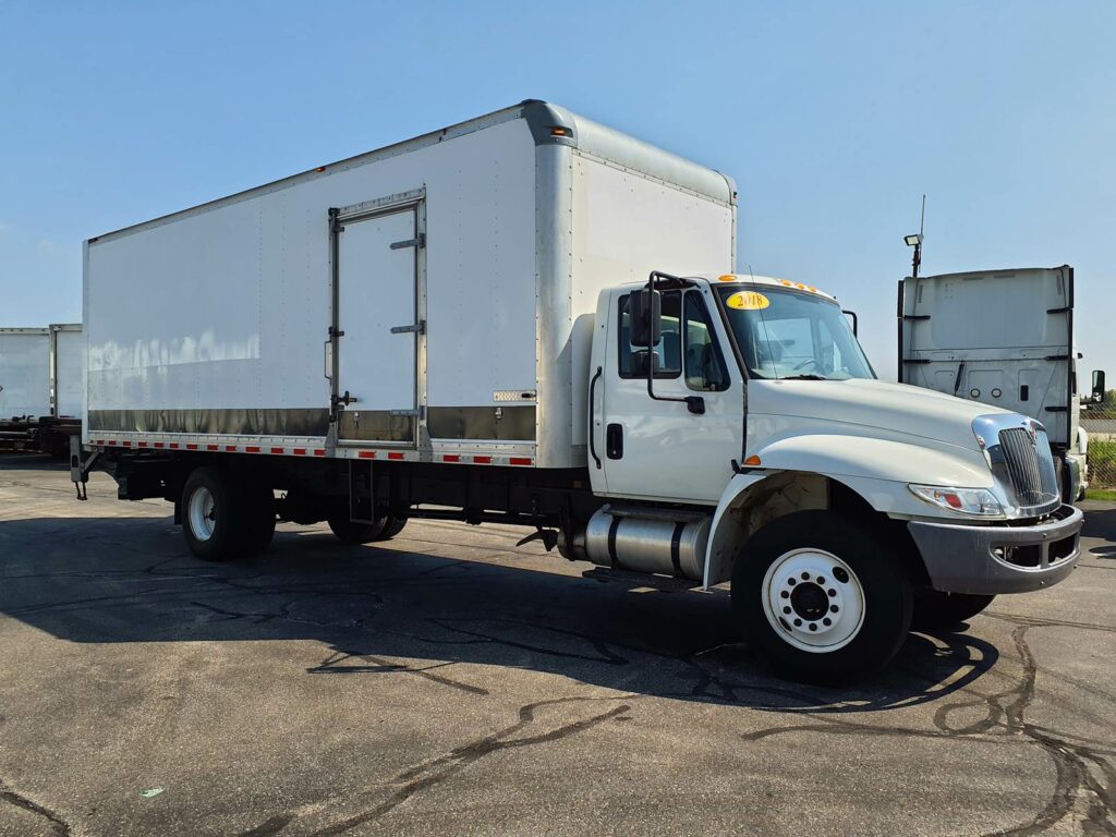 2018 International 4300 26 ft Box Truck – 240HP, 6, Roll up Door, Liftgate