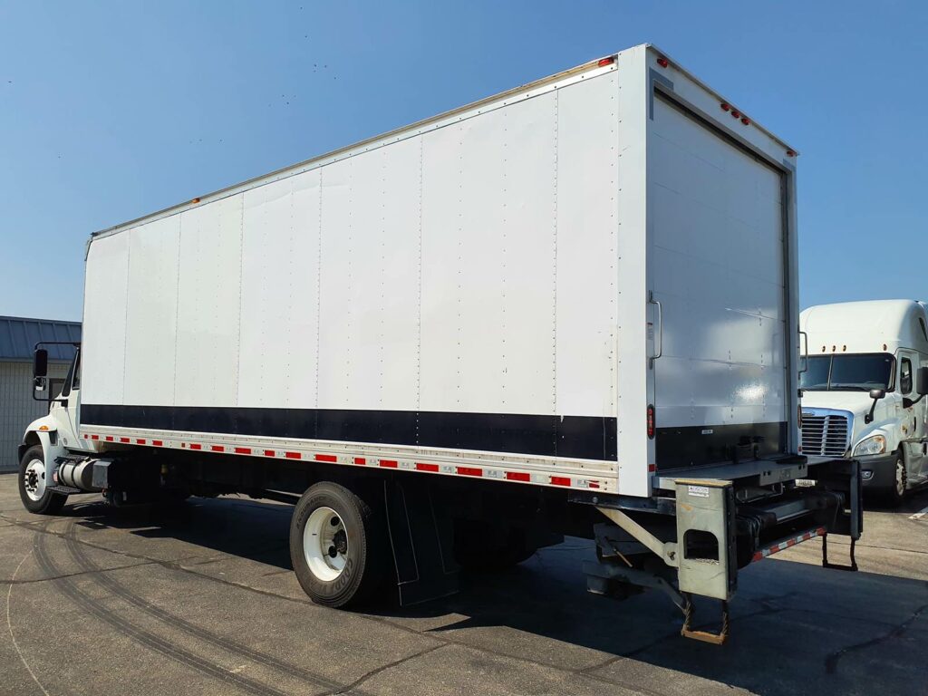 2018 International 4300 26 ft Box Truck – 240HP, 6, Roll up Door, Liftgate