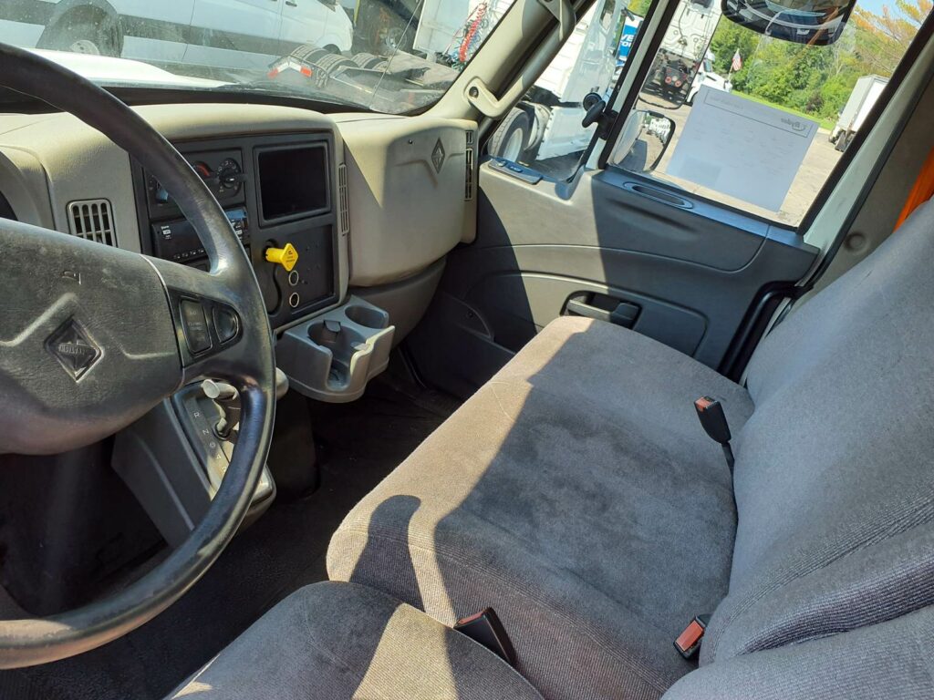 2018 International 4300 26 ft Box Truck – 240HP, 6, Roll up Door, Liftgate