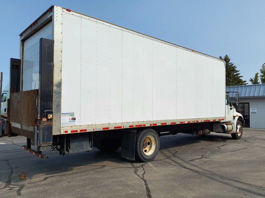 2018 International 4300 26 ft Box Truck – 260HP, 6 Speed Manual, Roll up Door, Liftgate