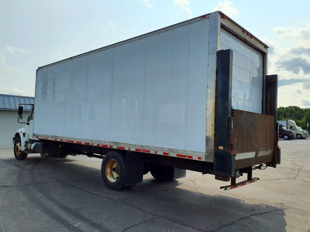 2018 International 4300 26 ft Box Truck – 260HP, 6 Speed Manual, Roll up Door, Liftgate