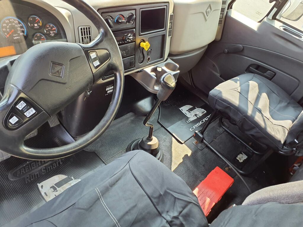 2018 International 4300 26 ft Box Truck – 260HP, 6 Speed Manual, Roll up Door, Liftgate