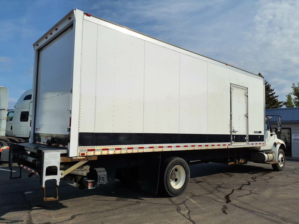 2019 International 4300 26 ft Box Truck – 240HP, 6, Roll up Door, Liftgate