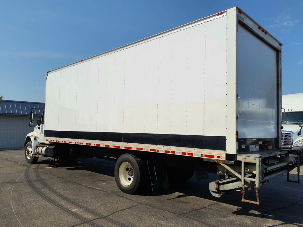 2019 International 4300 26 ft Box Truck – 240HP, 6, Roll up Door, Liftgate