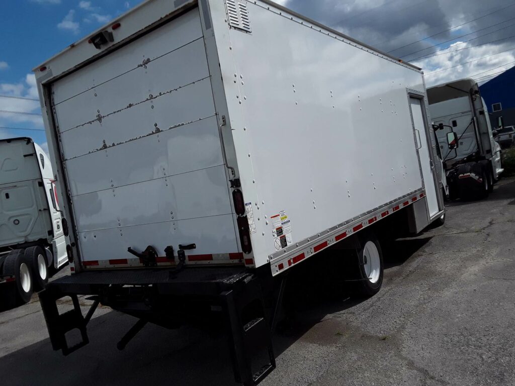 2017 Isuzu NQR 20 ft Box Truck – 215HP, 6, Roll up Door, Liftgate