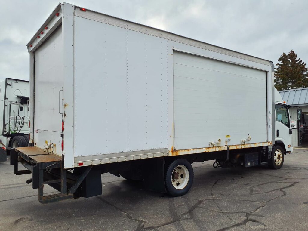 2015 Isuzu NRR 20 ft Box Truck – 215HP, 6, Roll up Door, Liftgate